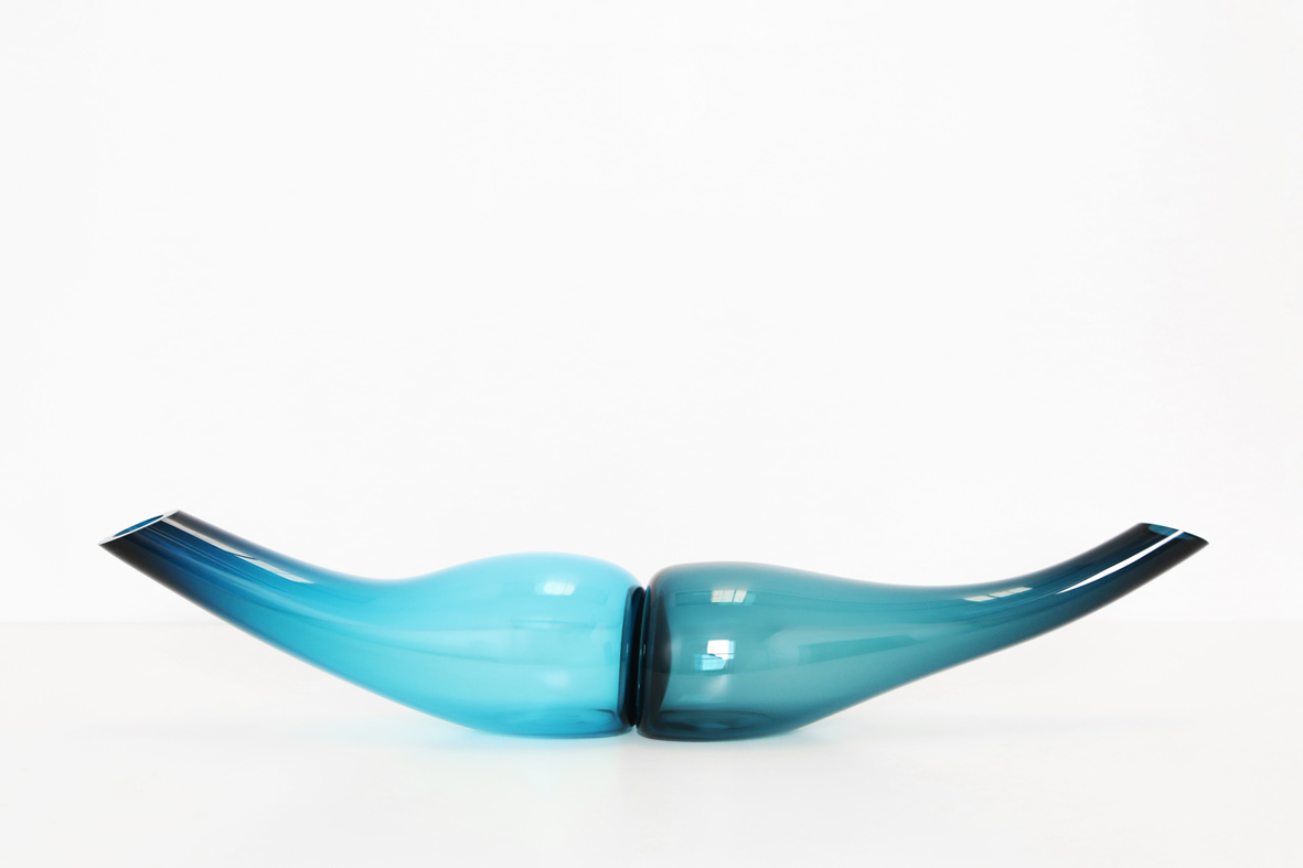 aqua palette 33.5″L x 7.5″H x 6″D (85x19x15cm)