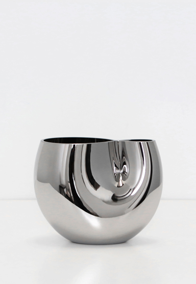 small 7.5″H x 10″W (19x25cm)